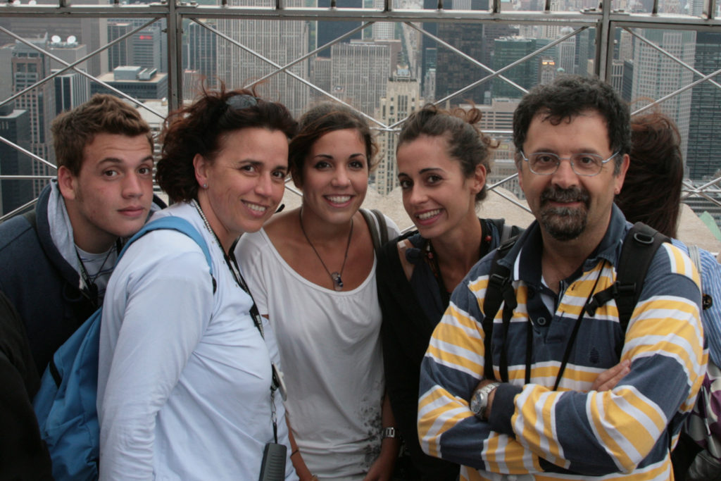 Nella foto, Cristina e Livio insieme ai loro 3 figli